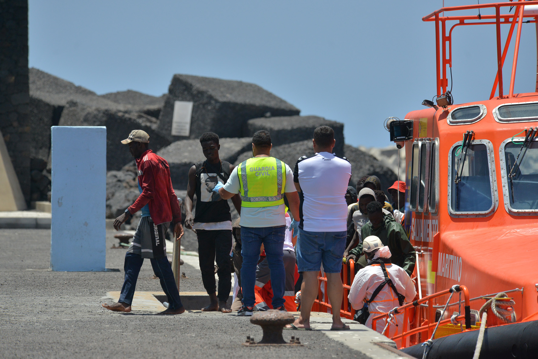 Llegan a puerto los 43 migrantes rescatado a 174 kilómetros al sur de El Hierro