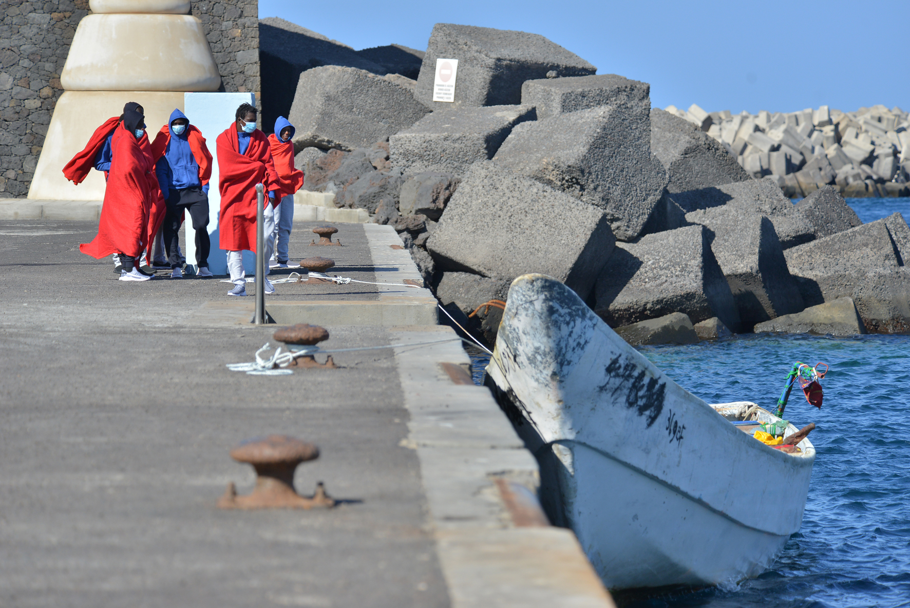 Arriban 2 embarcaciones por sus propios medios al puerto de La Restinga con 92 inmigrantes abordo