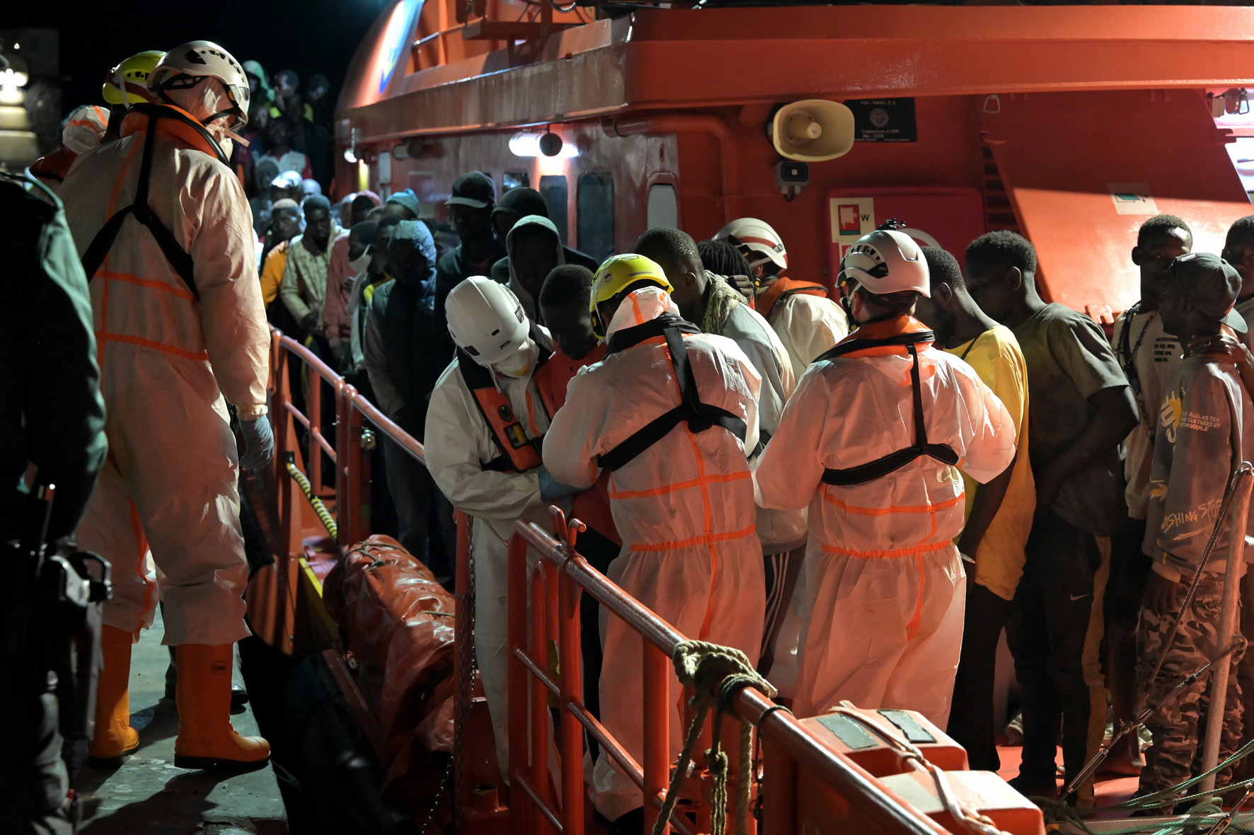 Salvamento Marítimo rescata a 327 inmigrantes a bordo de dos cayucos, en aguas próximas a El Hierro durante la tarde noche del jueves