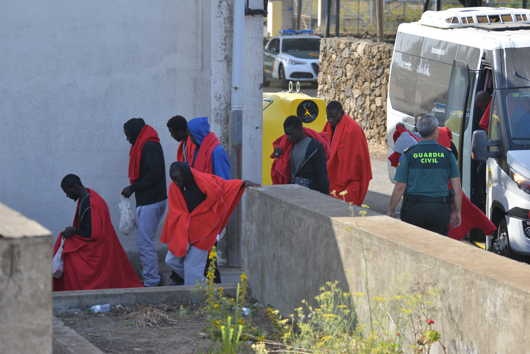 Salvamento Marítimo rescata una embarcación con 74 inmigrantes en aguas próximas a El Hierro