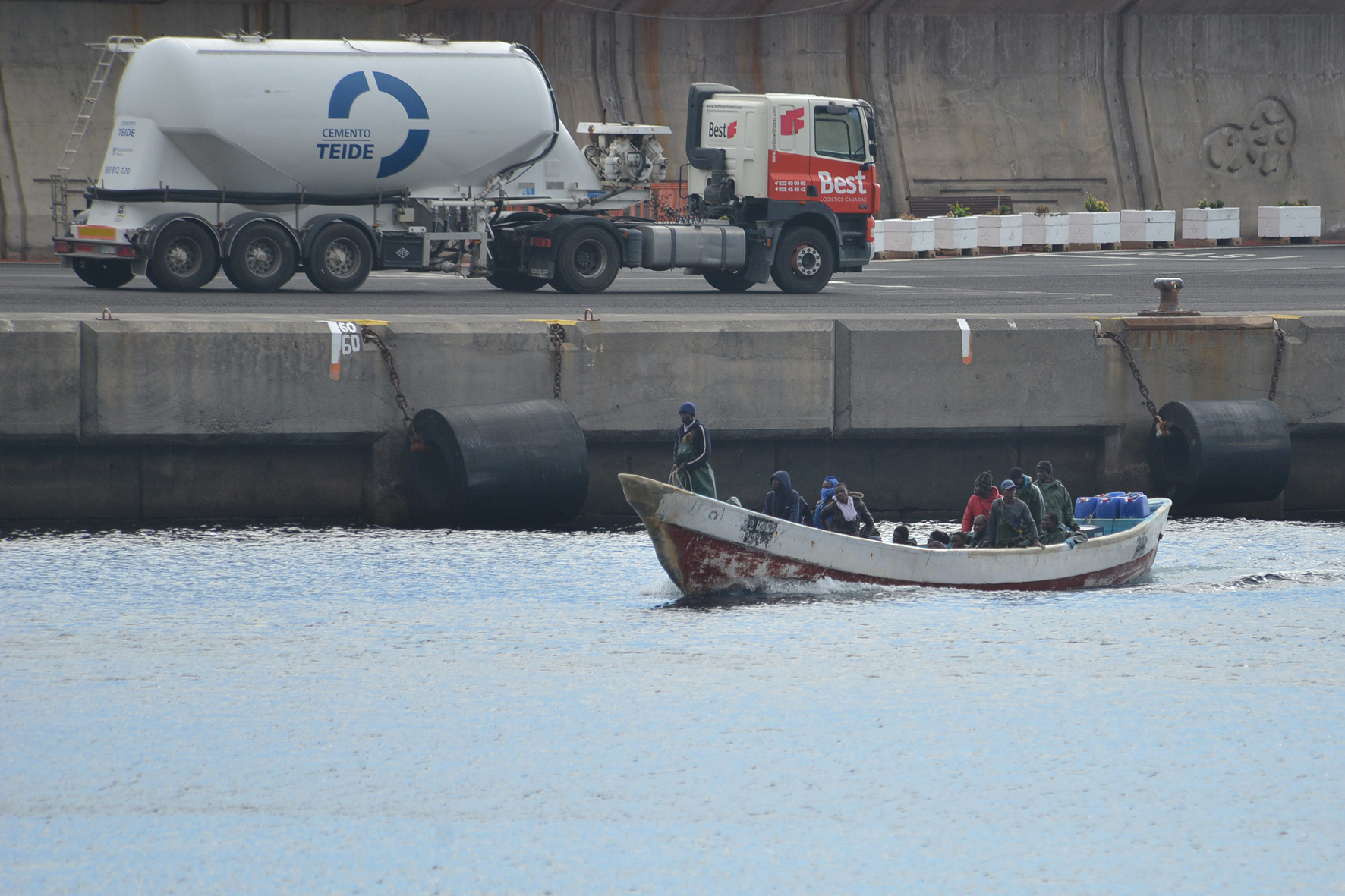 Arriba al Puerto de La Estaca una embarcación con 29 inmigrantes subsaharianos divisada a primeras horas de hoy en aguas de El Golfo