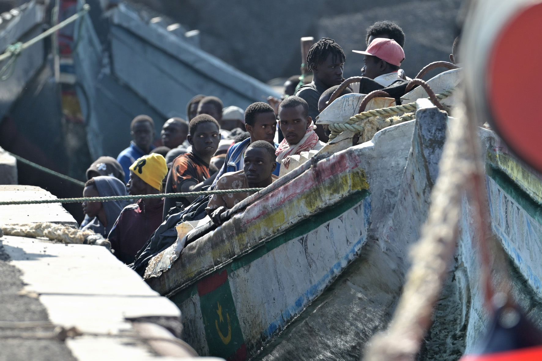 Salvamento Marítimo rescata a 127 inmigrantes a bordo de un cayuco, en aguas cercanas a El Hierro