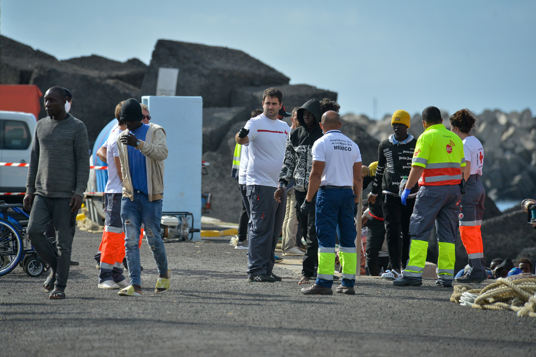 Salvamar Adhara rescata una embarcación con 50 inmigrantes en aguas cercana a El Hierro