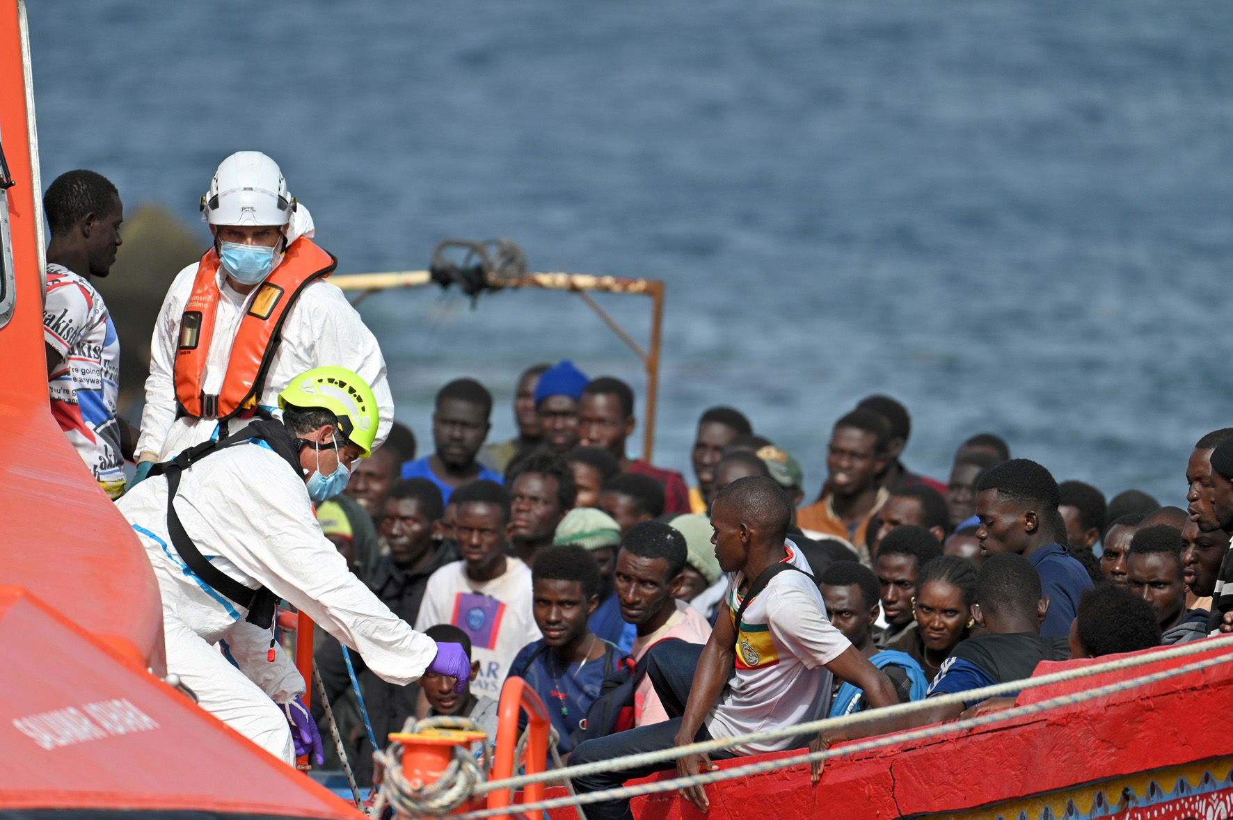 Salvamento Marítimo rescata un cayuco con 116 personas a bordo, en aguas cercanas a El Hierro