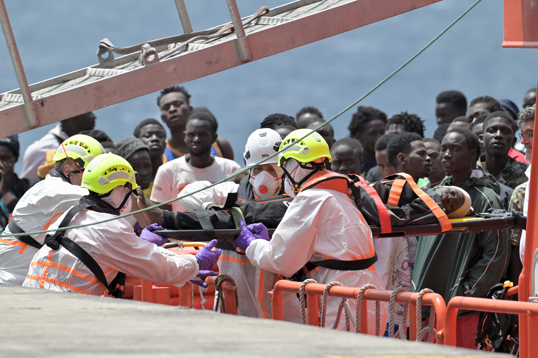 Salvamento Marítimo rescata un cayuco con 136 inmigrantes en aguas cercanas a El Hierro