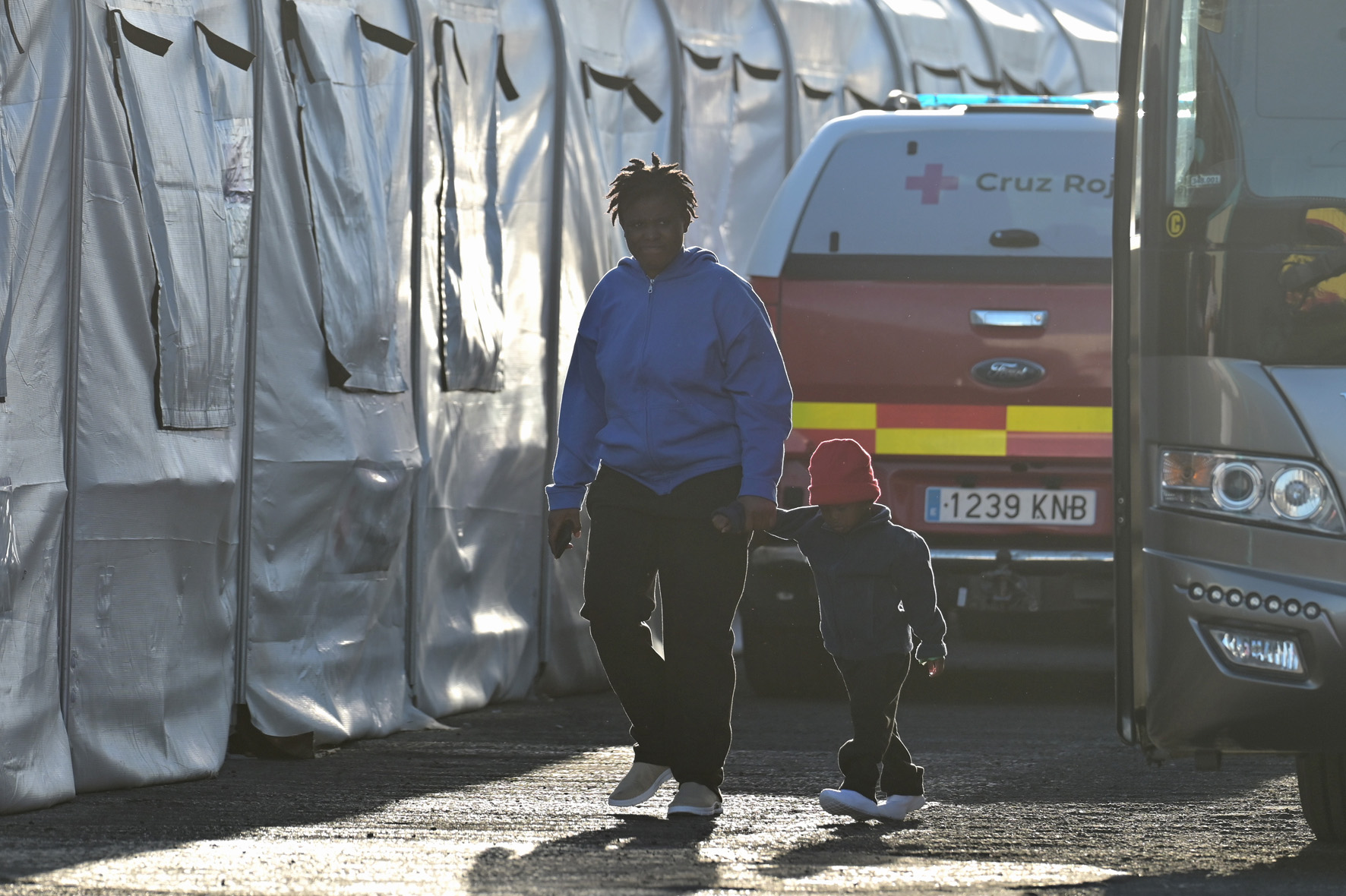 Salvamento Marítimo rescata a 175 inmigrantes a bordo de un cayuco, en aguas próximas a El Hierro