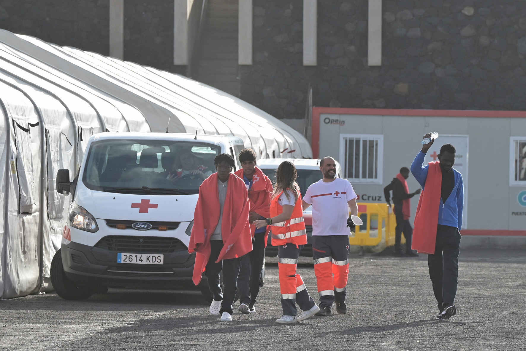 Guardia Civil rescata un cayuco, con 34 personas en aguas cercanas a El Hierro