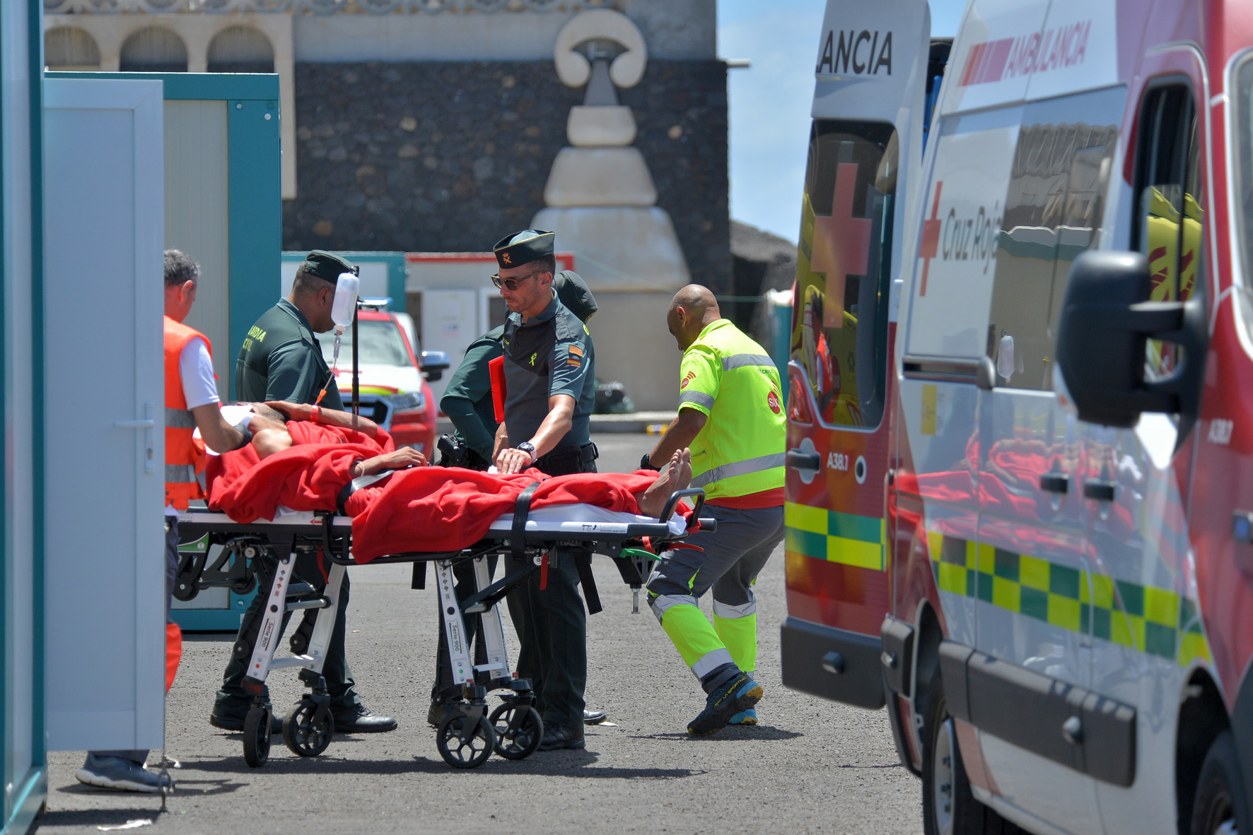 Salvamento Marítimo rescata a 25 personas, a bordo de un cayuco en aguas cercanas a El Hierro