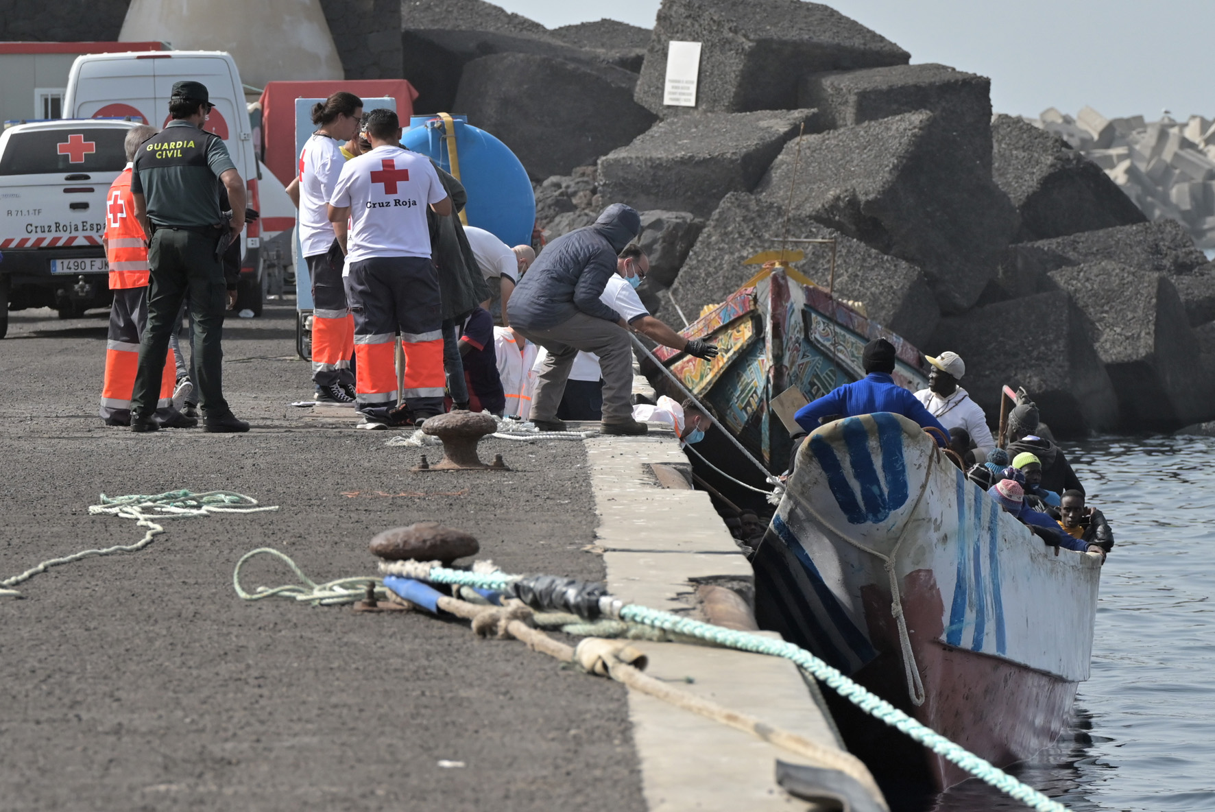 Un total de 635 inmigrantes han llegado a bordo de 7 cayucos, durante la noche de ayer y hoy a El Hierro