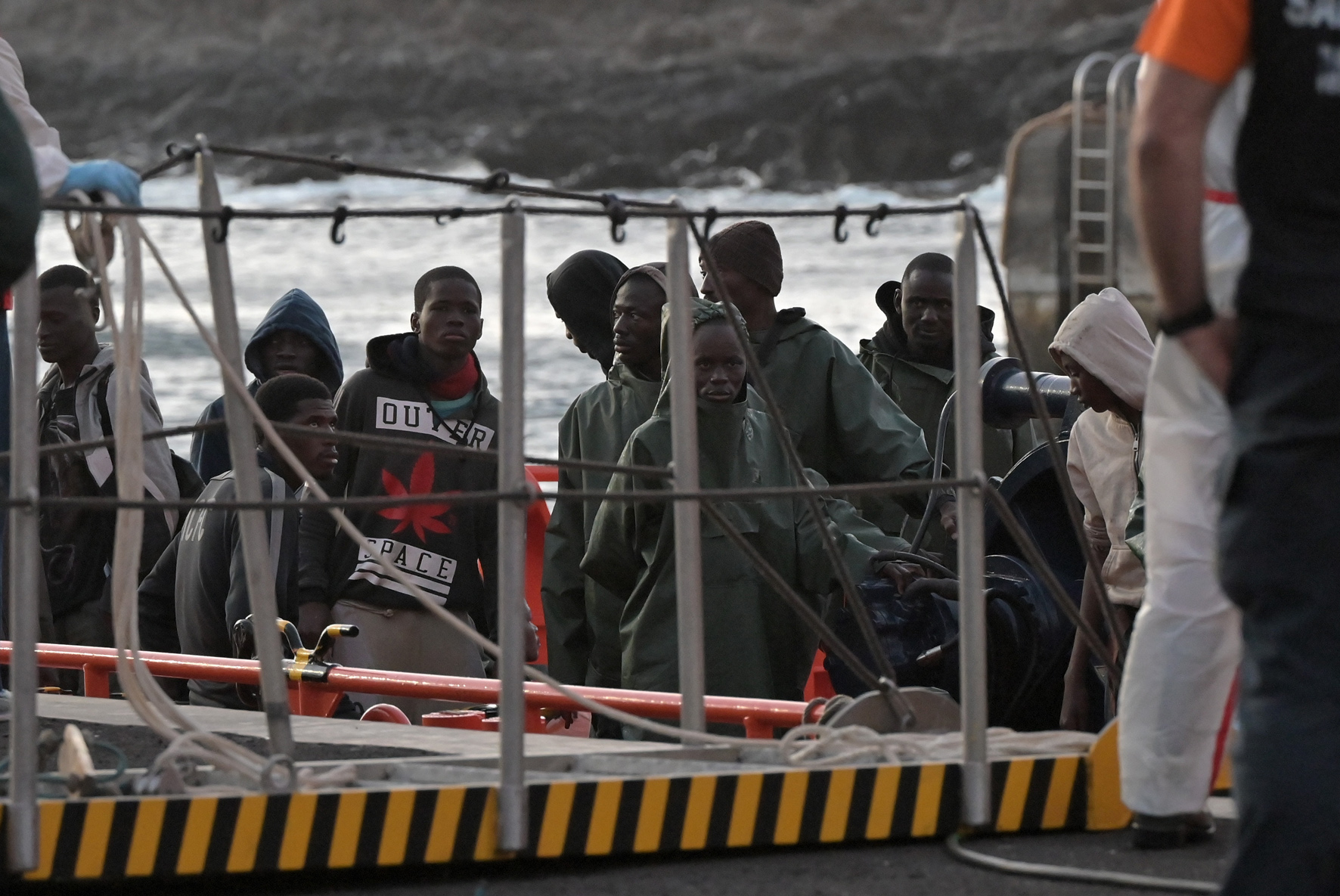 Salvamento Marítimo rescata un cayuco, con 43 personas a 35 millas de El Hierro
