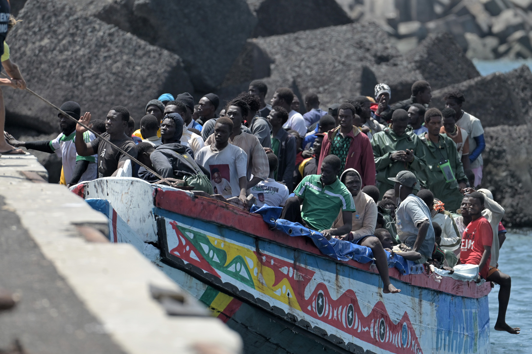 La Guardia Civil intercepta un nuevo cayuco con 254 inmigrantes en aguas cercanas a El Hierro