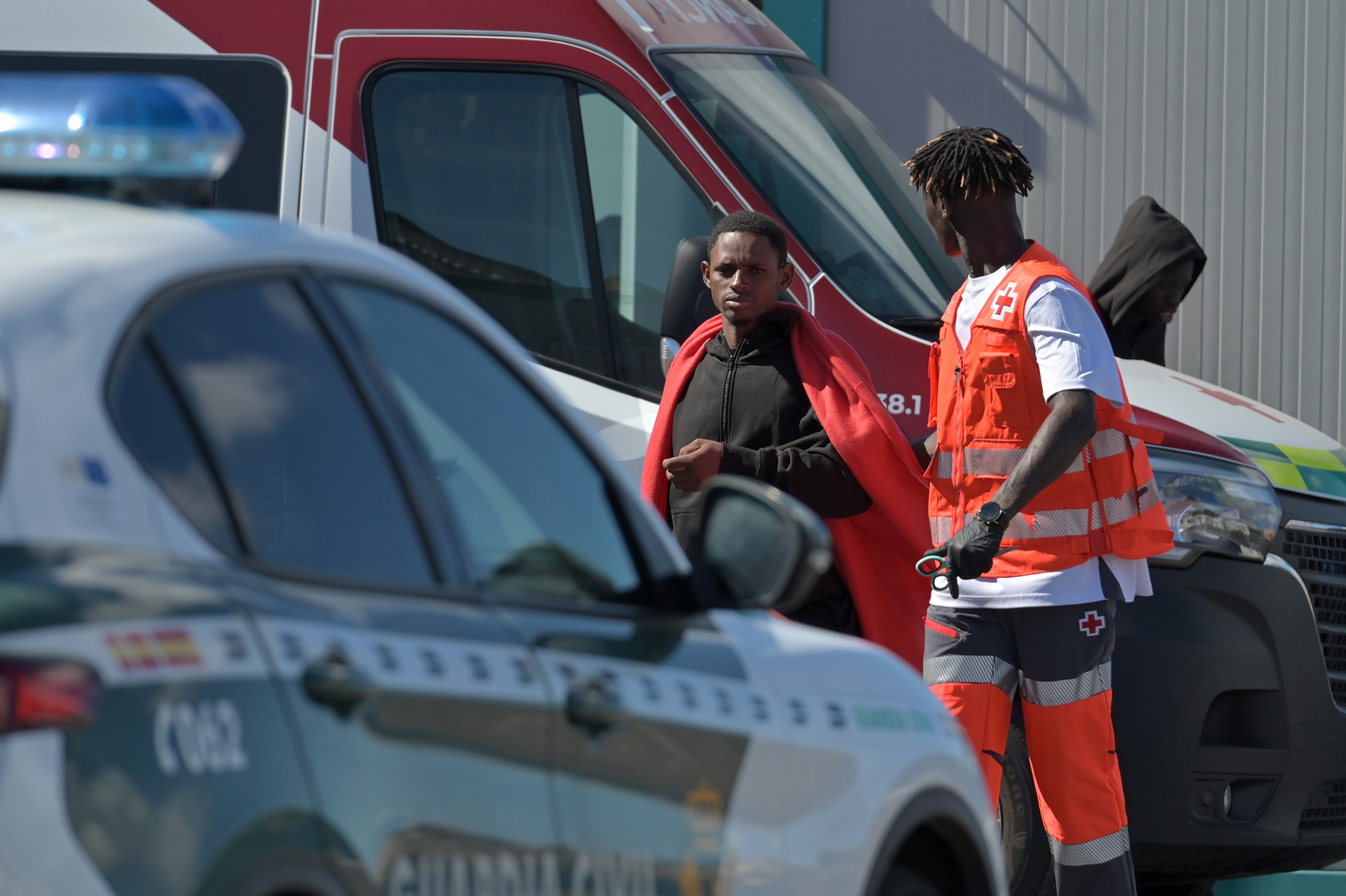 Salvamento Marítimo rescata a 81 inmigrantes a bordo de un cayuco, en aguas próximas a El Hierro