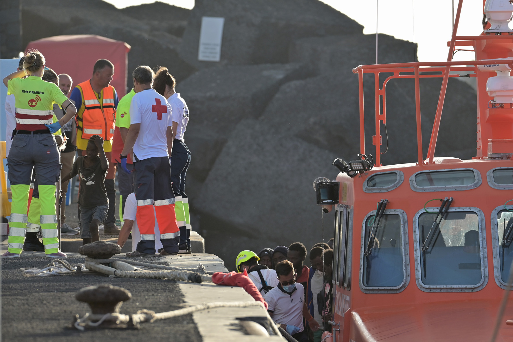 Salvamento Marítimo rescata a 56 inmigrantes, en un cayuco a 60 millas de El Hierro