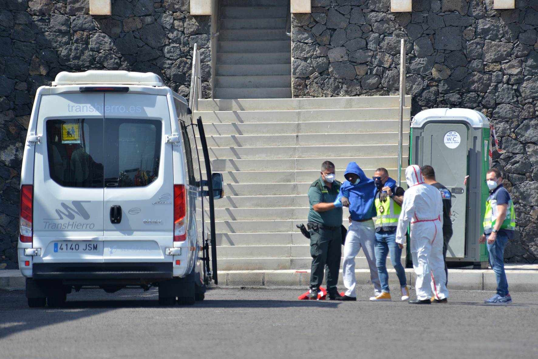 Un cayuco con 19 inmigrantes atraca por sus propios medios hoy en el Puerto de La Restinga