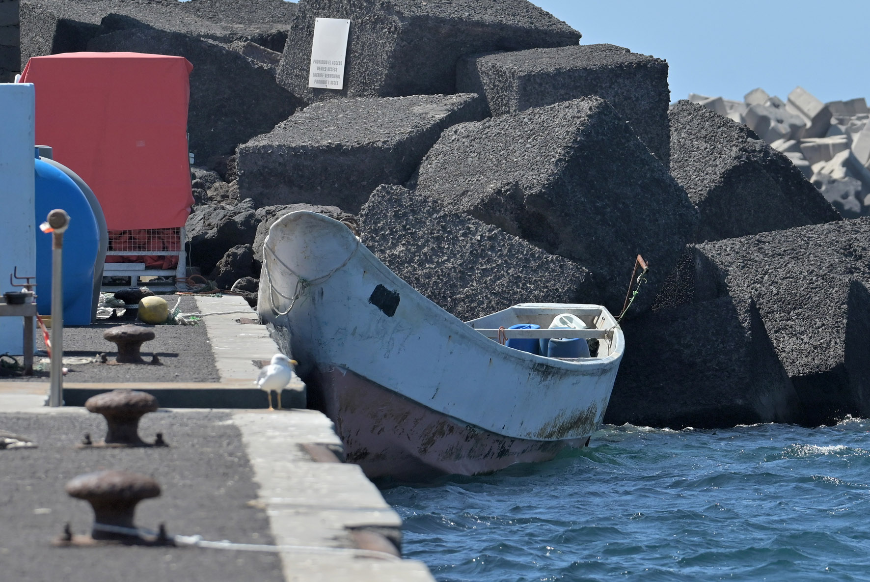 El cayuco naufragado el pasado fin de semana en El Hierro, se partió durante la operación de rescate