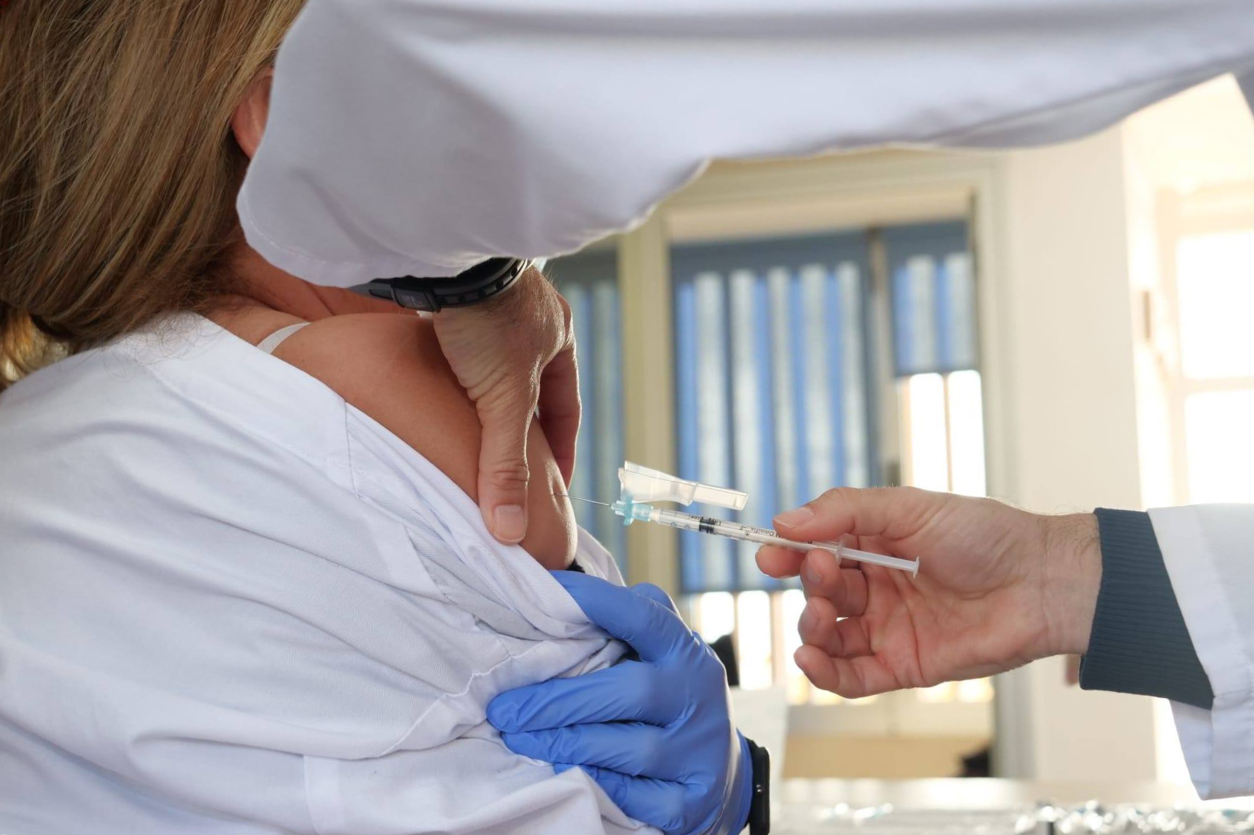 Los extranjeros residentes legalmente en Canarias sin tarjeta sanitaria deberán actualizar sus datos en SCS para ser citados para la vacunación
