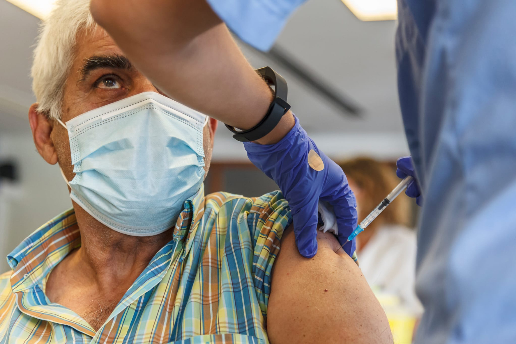 Sanidad anima a los mayores de 20 años residentes en El Hierro a acudir a vacunarse mañana sábado sin cita previa