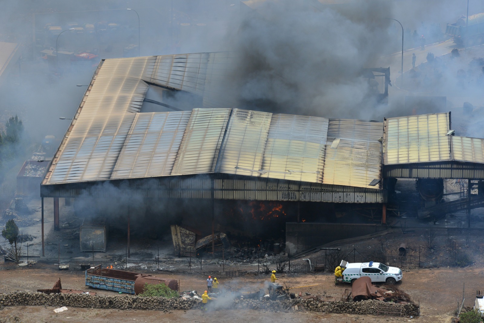 El Cabildo de El Hierro da por extinguido el incendio industrial declarado en El Majano