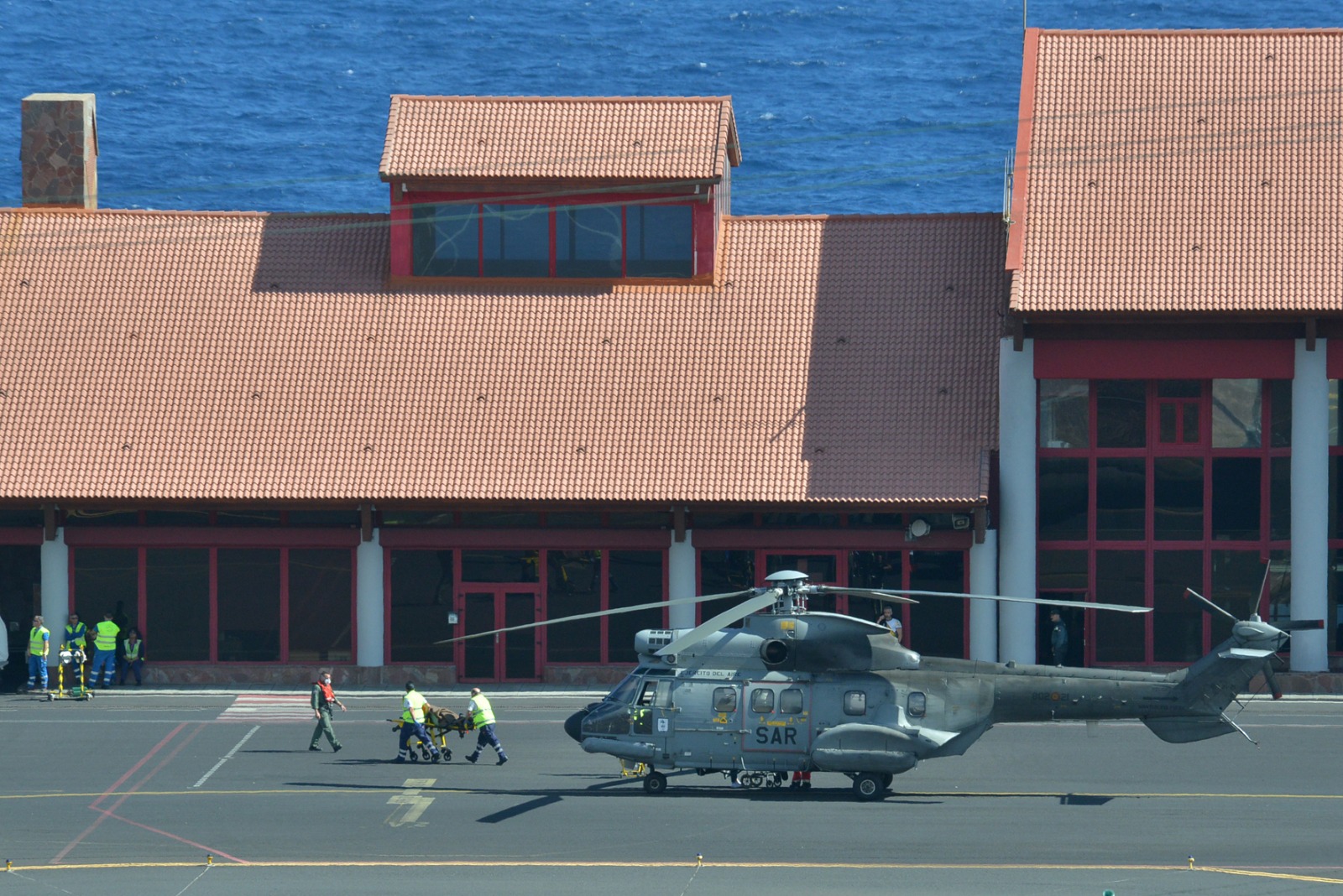 Trasladados a El Hierro ocho ocupantes de una patera rescatados a unos 800 km de las costas herreñas