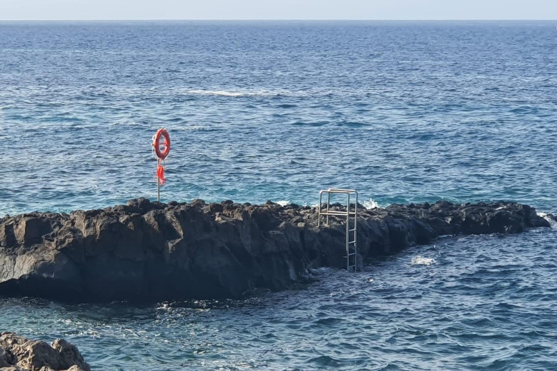 El Pinar refuerza la seguridad en las zonas de baño de La Restinga y Tacorón con nuevos aros salvavidas