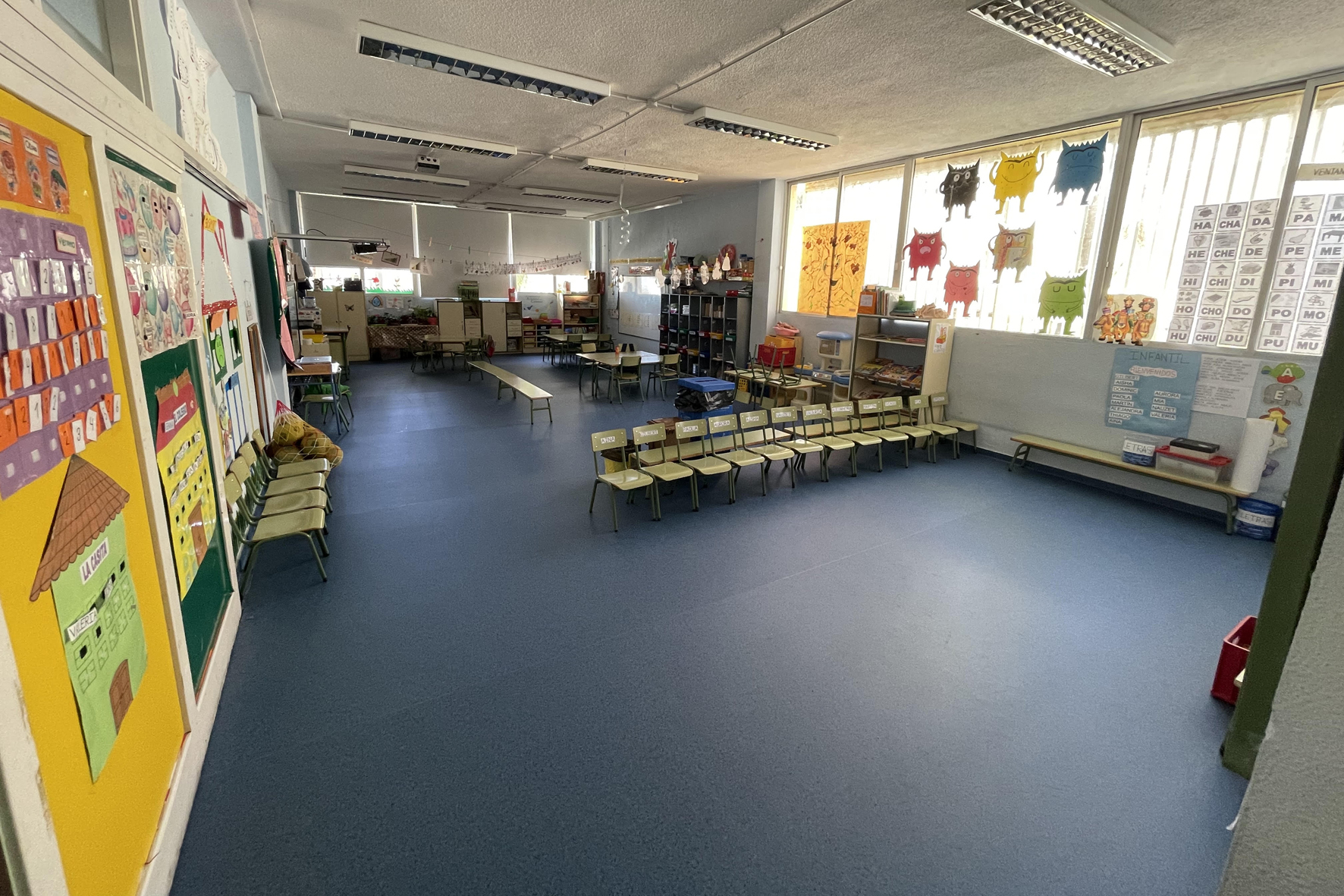 El Pinar instala un nuevo suelo en tres aulas del CEIP Taibique