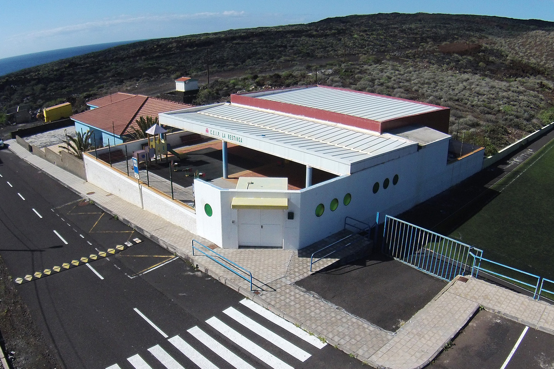 El Pinar realiza obras de mejora en la escuela unitaria de La Restinga