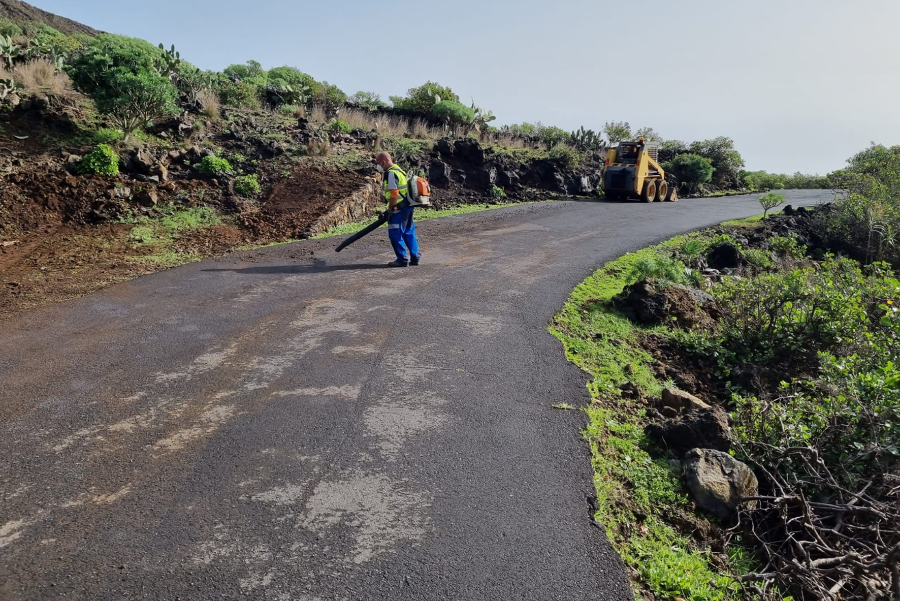 El Ayuntamiento capitalino realiza obras de limpieza en la Pista de La Costa