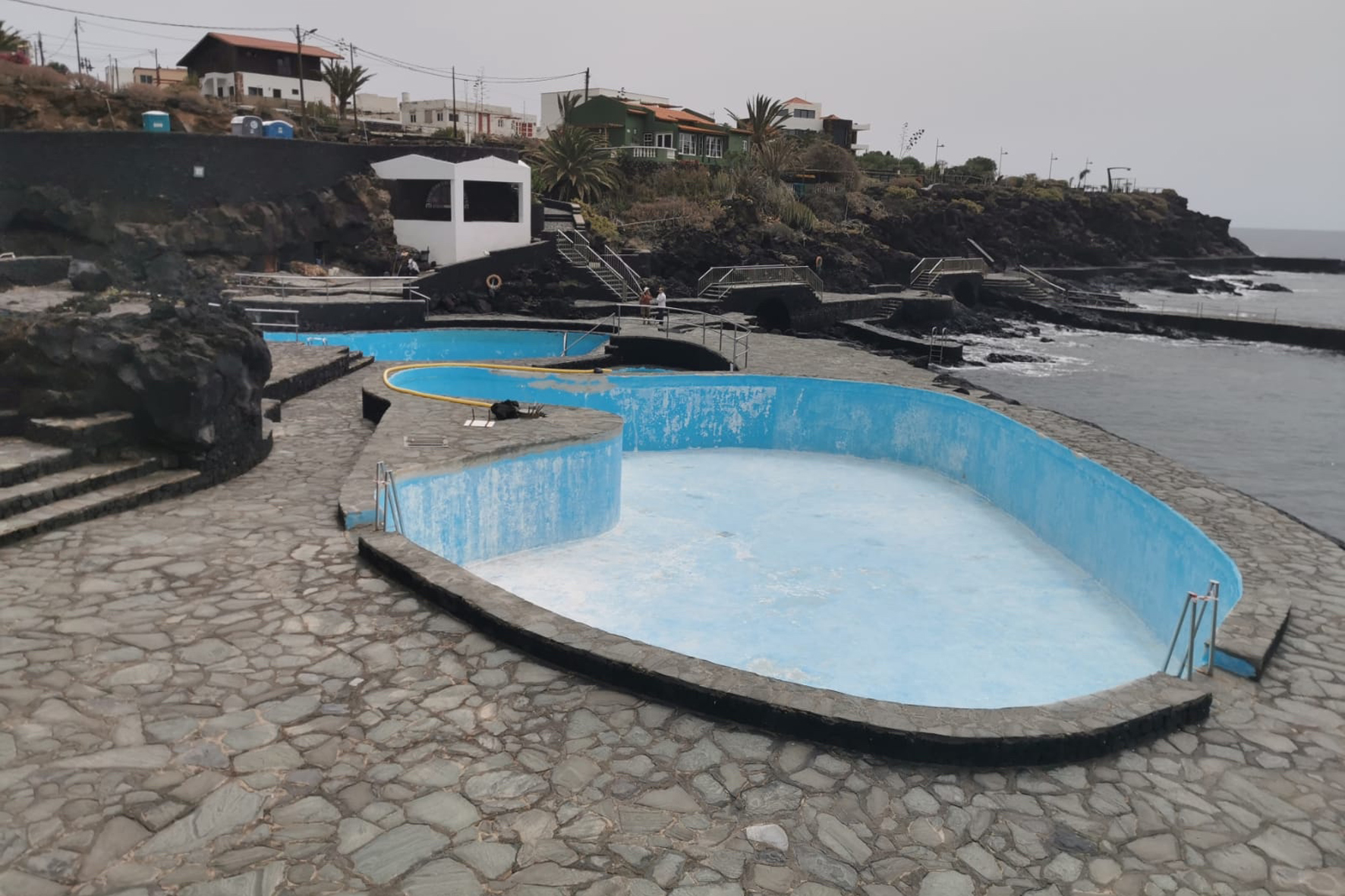 El ayuntamiento realiza obras de acondicionamiento en la zona de baño de La Caleta