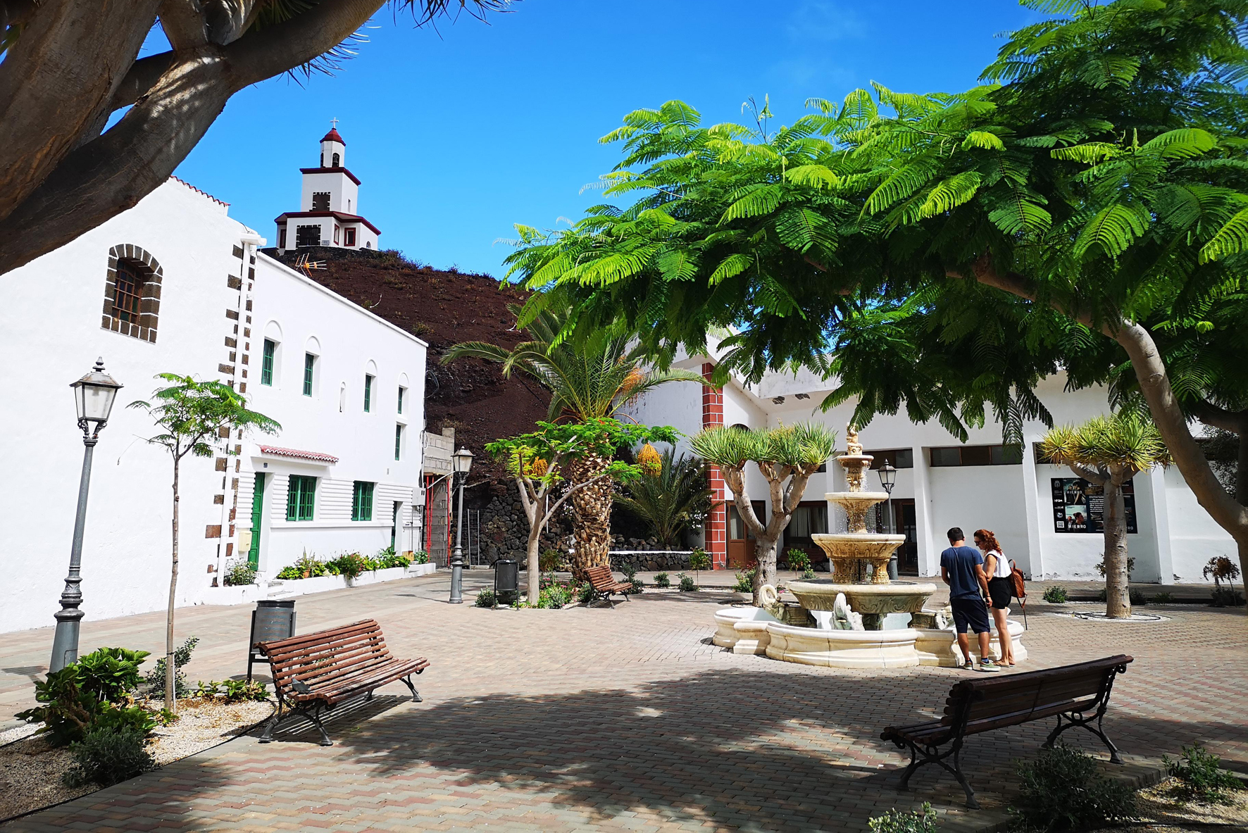 La Frontera acondiciona diferentes jardines del municipio y pone en funcionamiento la fuente de la Plaza de Candelaria
