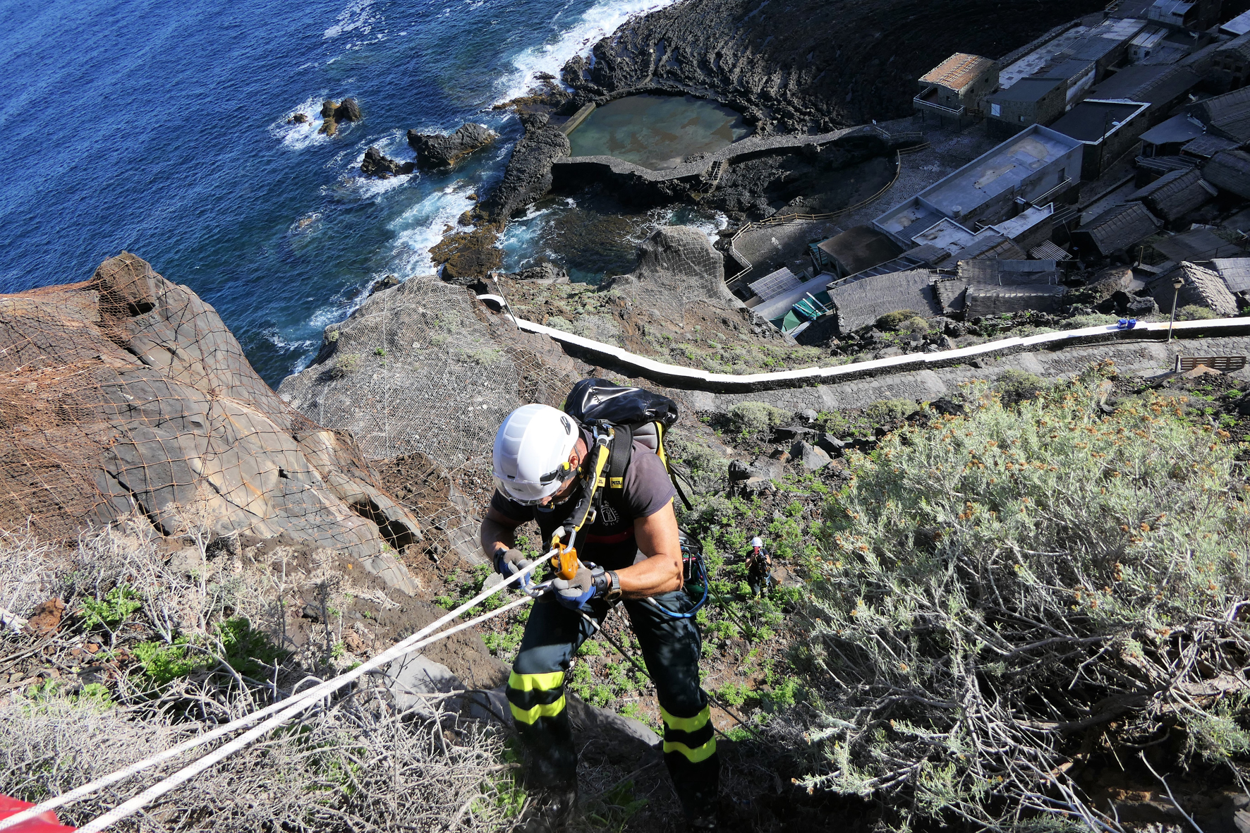 El Grupo de Intervención del Cabildo de El Hierro recibe formacion en rescate de personas en el medio natural