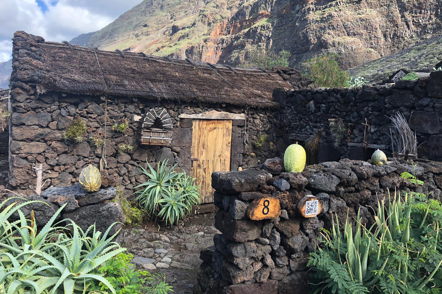 Patrimonio Cultural encarga un proyecto para la restauración de las cubiertas vegetales del poblado de Guinea en El Hierro