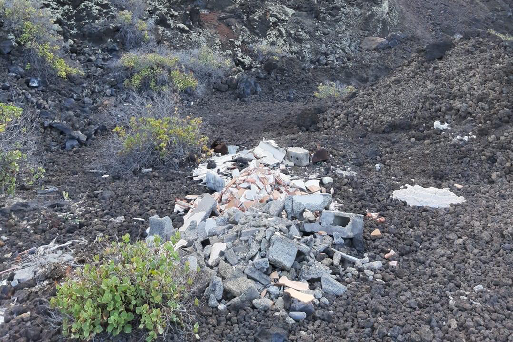 El Cabildo realiza una actuación medioambiental en Malpaís del Tamaduste gravemente afectado por vertidos ilegales