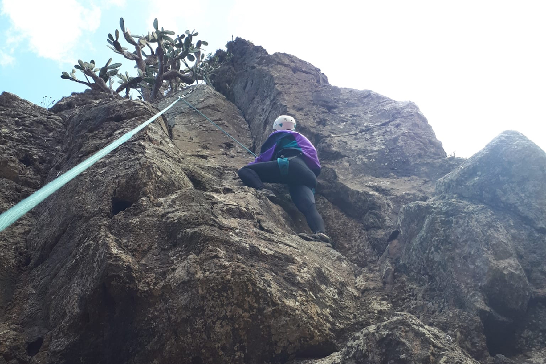 El Ayuntamiento acondiciona la zona de escalada de El Tejal en Valverde
