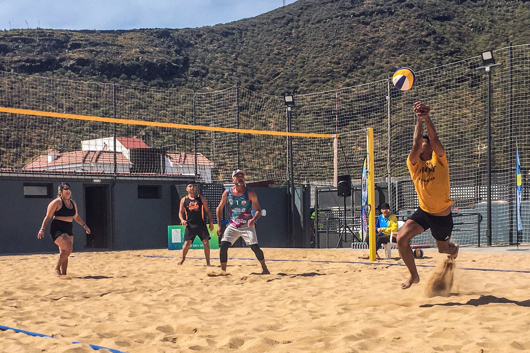 El Tamaduste acoge distintos torneos de deportes de playa durante el verano