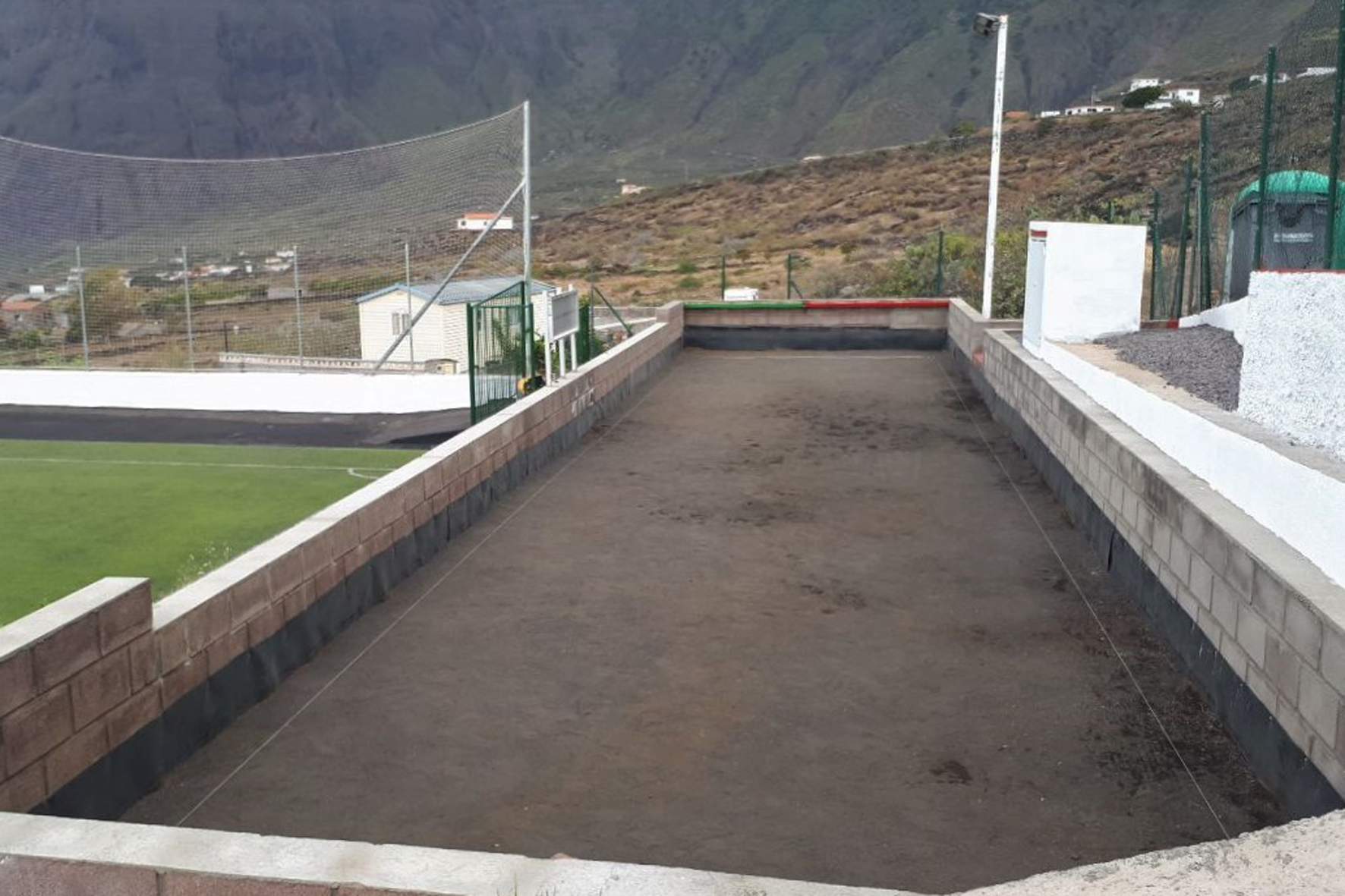 La Frontera mejora la cancha de bola canaria del campo de fútbol