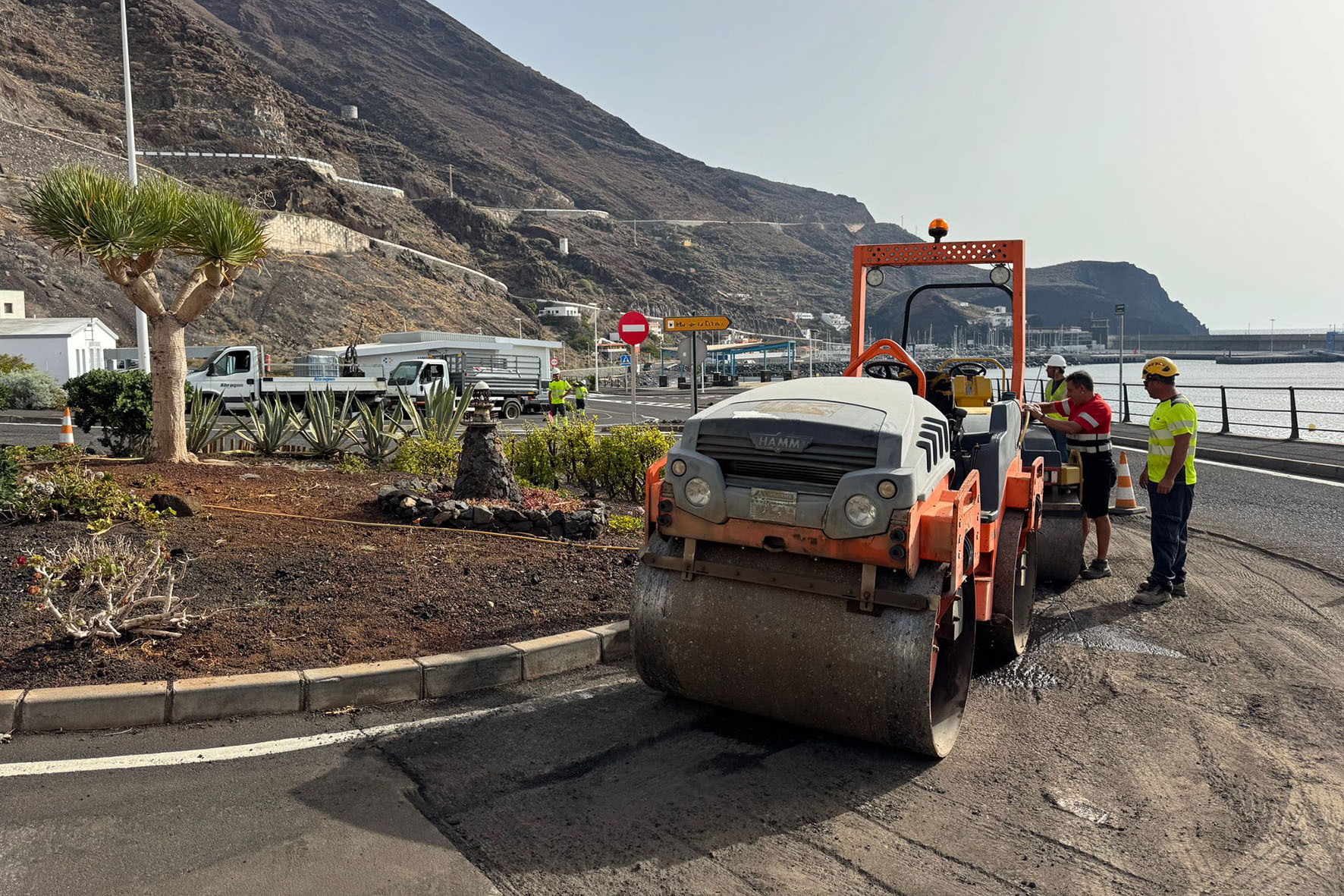 El Cabildo realiza obras de resaltado en la glorieta de acceso al Puerto de La Estaca