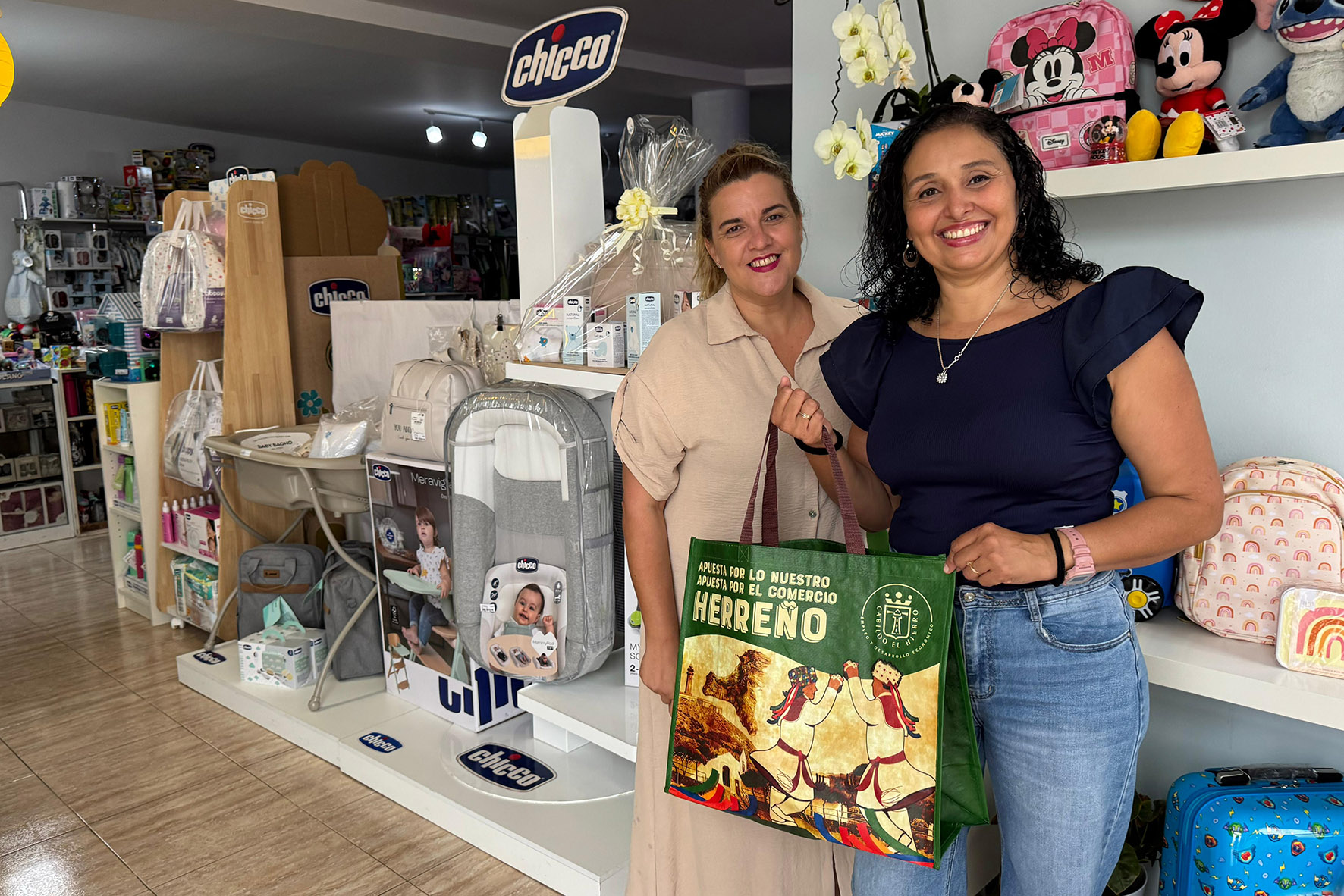 El Cabildo distribuye 15.000 bolsas reutilizables en establecimientos de la isla para fomentar el comercio sostenible