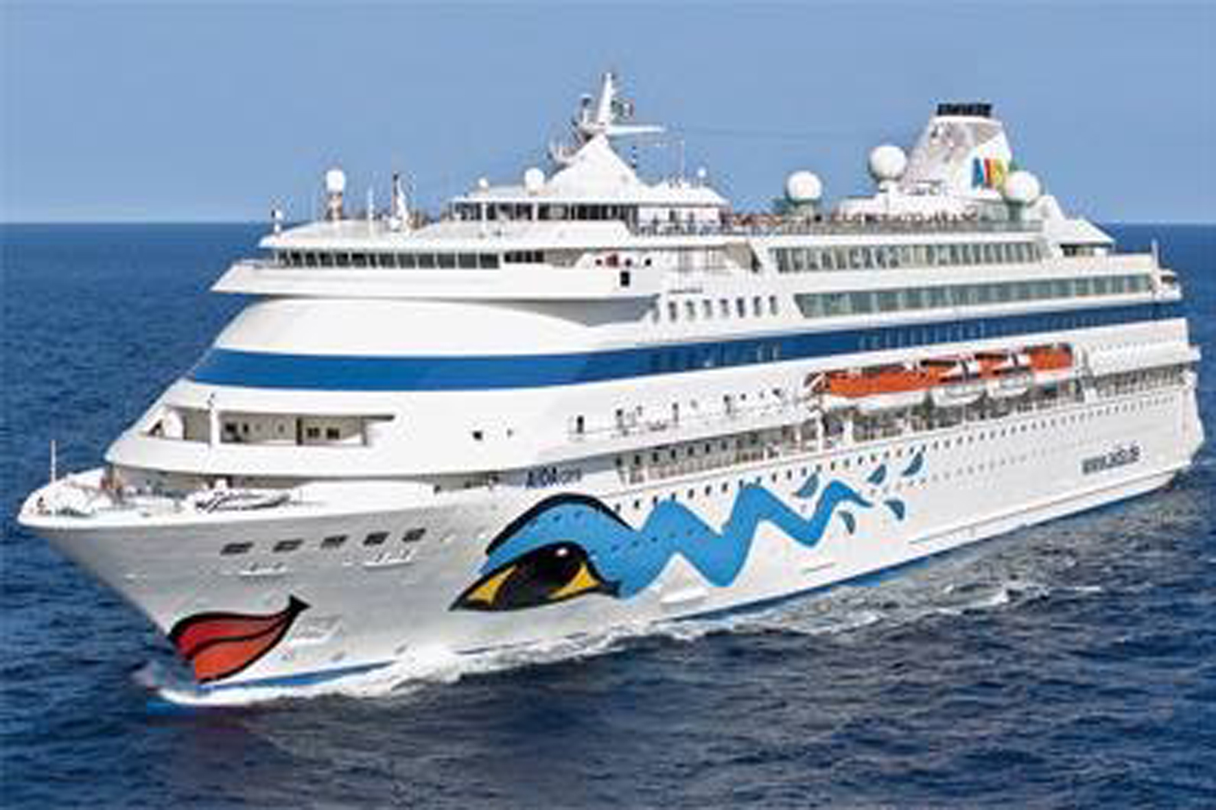El crucero Aida Cara con 1119 pasajeros atraca en La Estaca