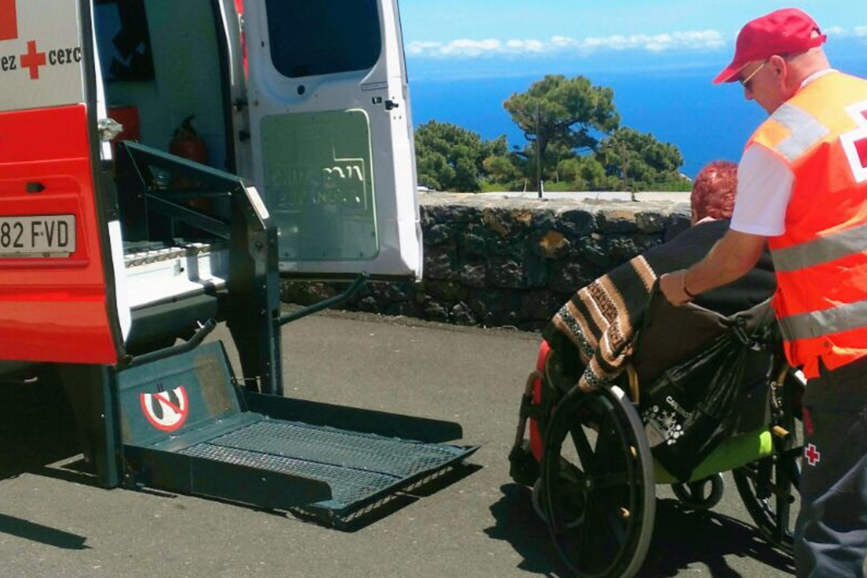 Cruz Roja y el Ayuntamiento de El Pinar continuarán prestando Transporte Adaptado para personas mayores y dependientes