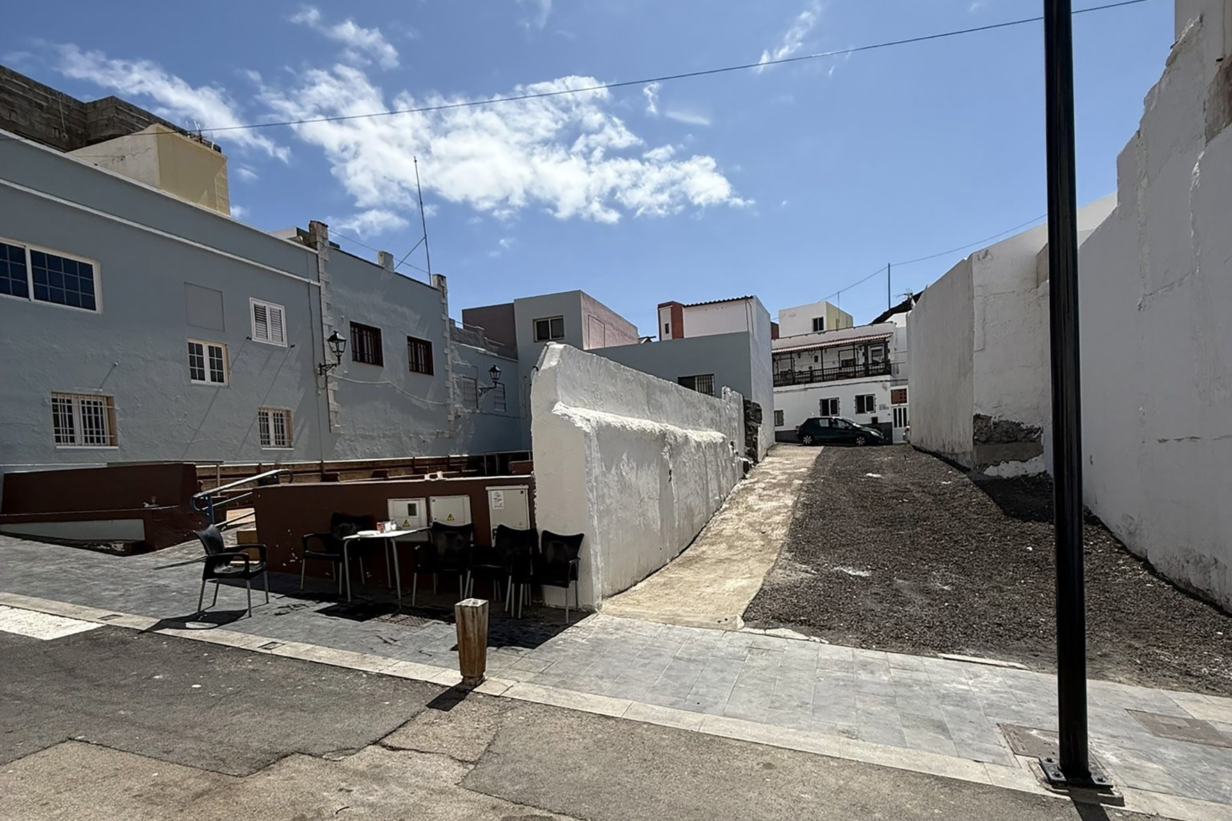 demolición del edificio anexo a la plaza de La Restinga