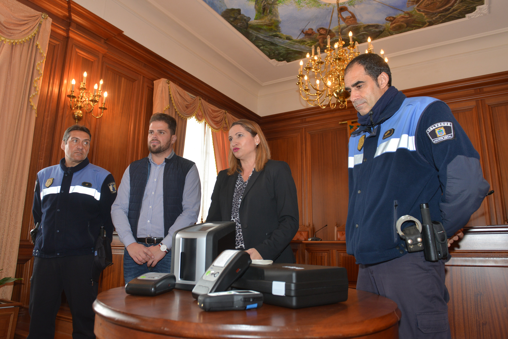 Valverde recibe equipamiento para el control y detección de drogas