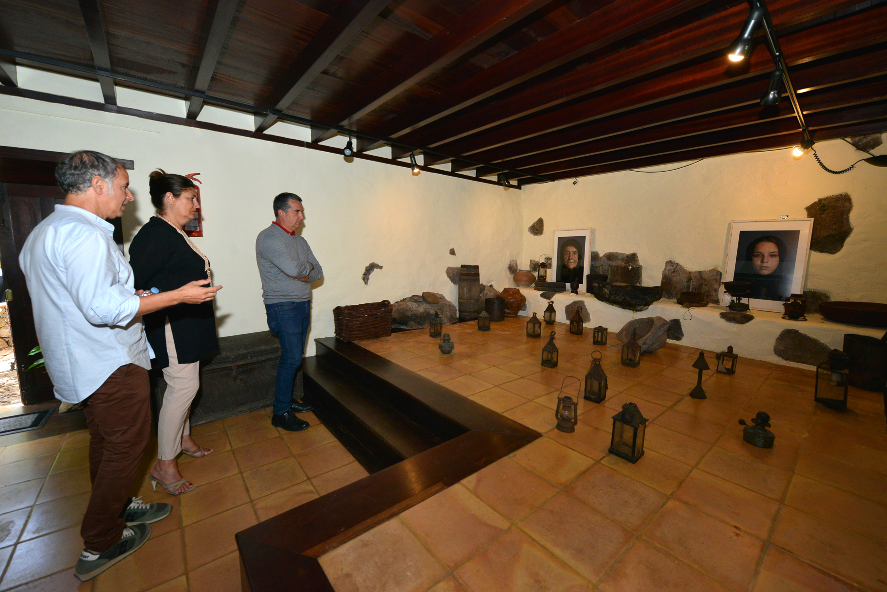 El artista y cineasta sevillano Guillermo Paneque expone a partir de hoy su proyecto “La noche del Mediodía” en la Casa de Las Quinteras