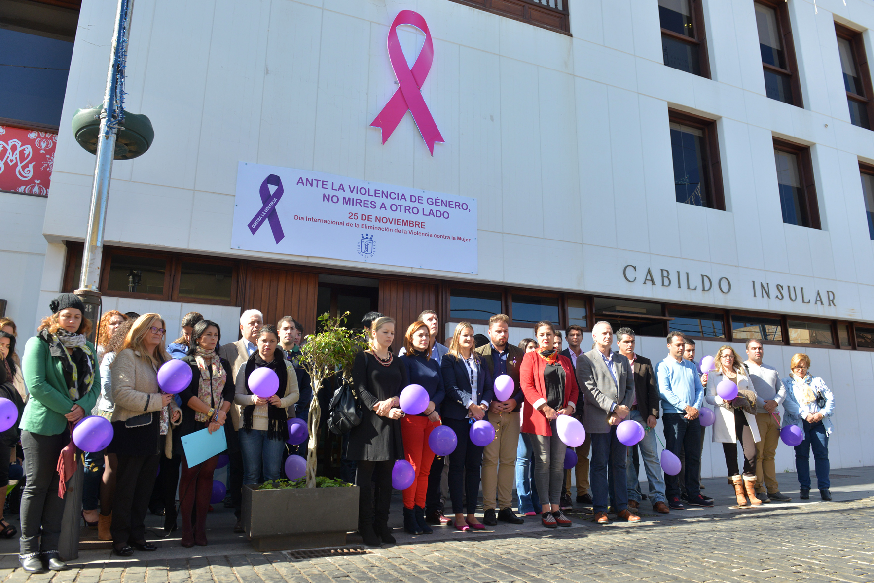 Autoridades y ciudadanos homenajean a las víctimas de violencia machista