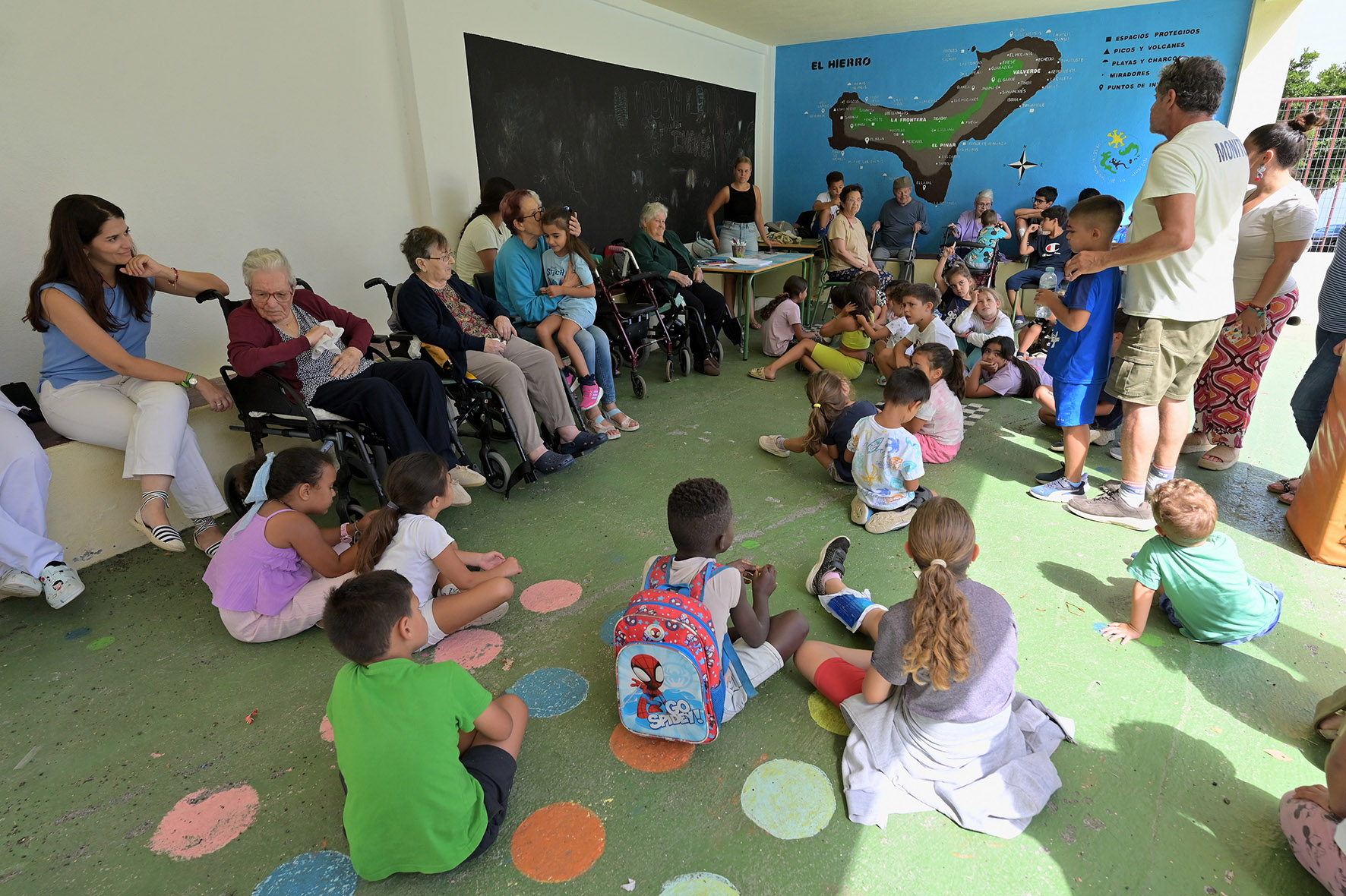 El campamento “Colonias Urbanas” de La Frontera, una acoge actividad intergeneracional con usuarios del Centro Sociosanitario de Echedo
