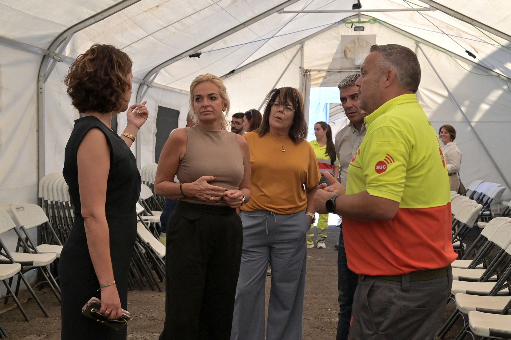 Esther Monzón, Narvay Quintero y Carlos Díaz visitan el dispositivo sanitario de  atención a los migrantes en el muelle de La Restinga