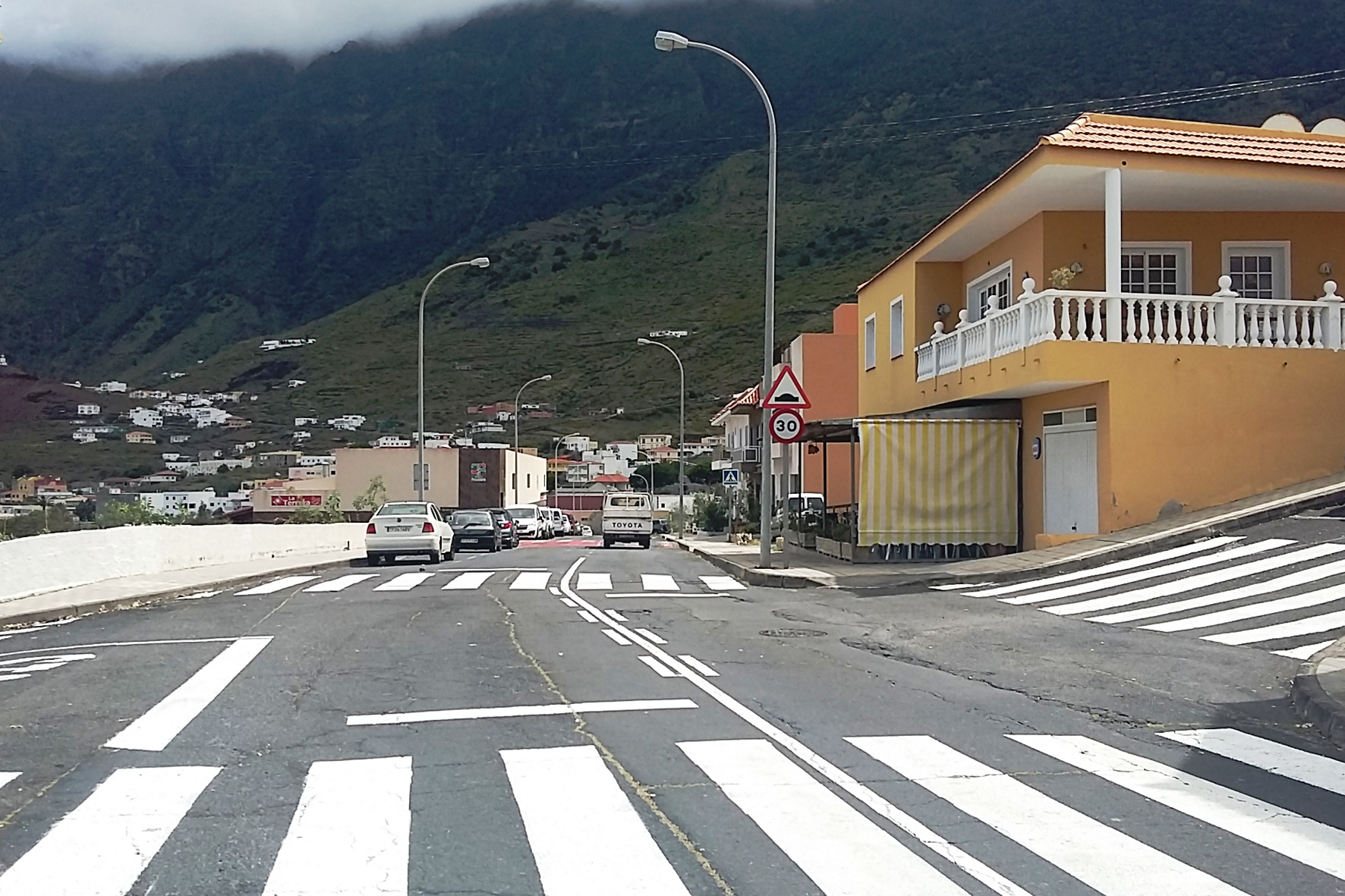 La Frontera realiza trabajos de pintura y señalización viaria