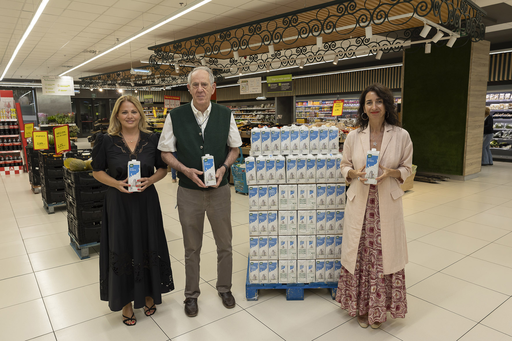 Fundación DinoSol dona más de 1.500 litros de leche a la campaña 
