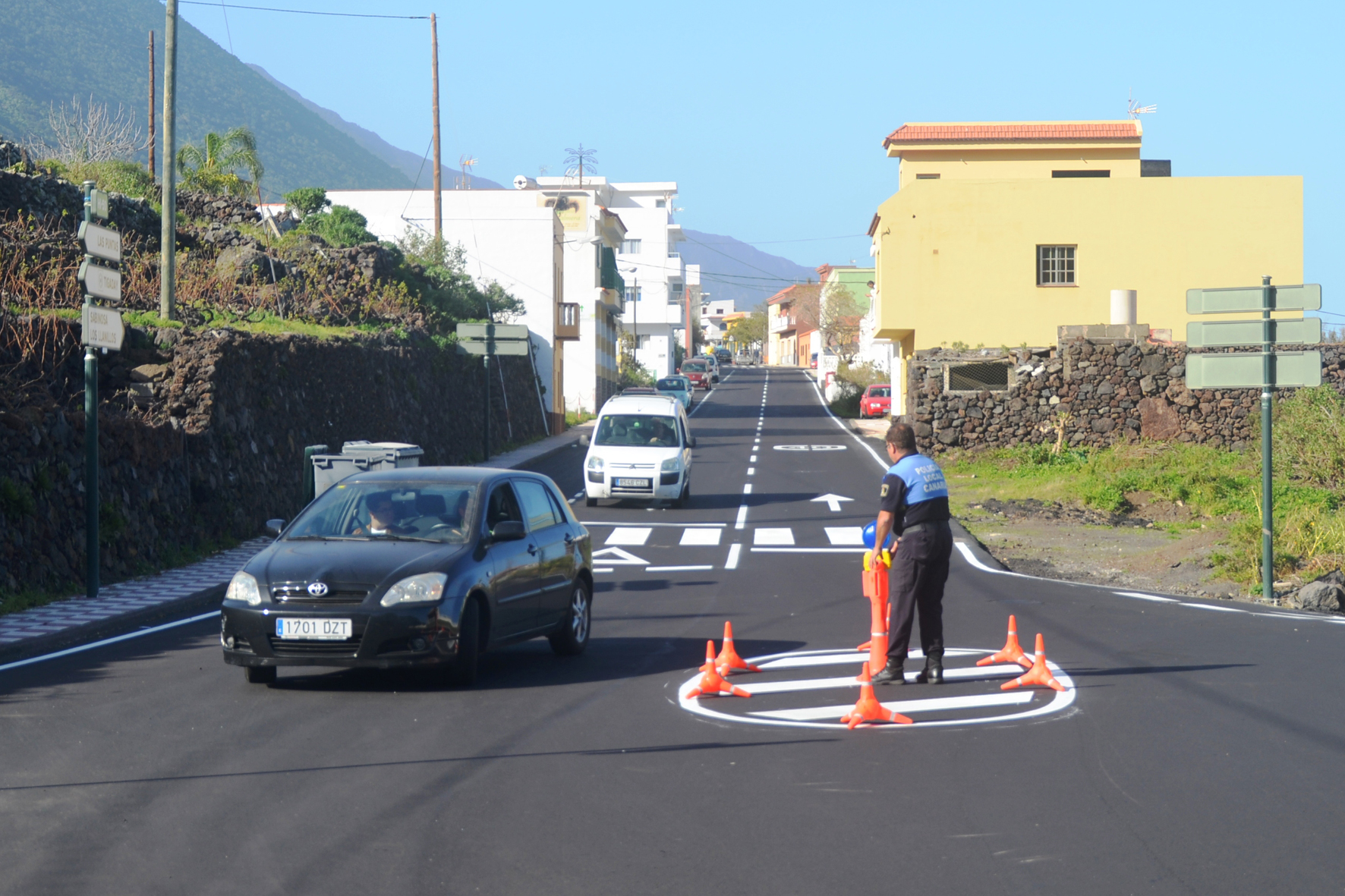 La Calle Merese ya dispone de las señalizaciones horizontales de tráfico