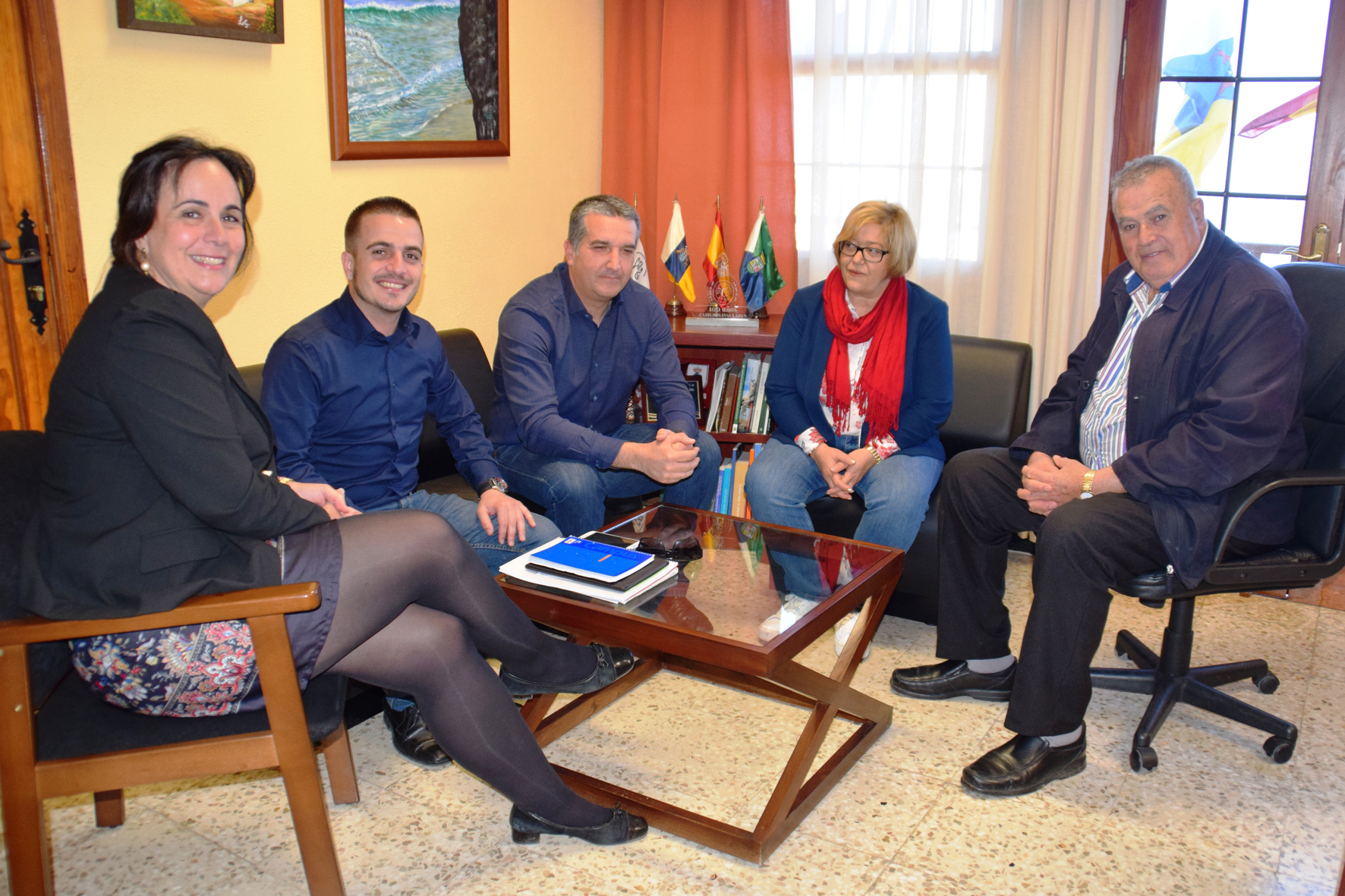 El Director de Juventud del Gobierno de Canarias vista las instituciones herreñas