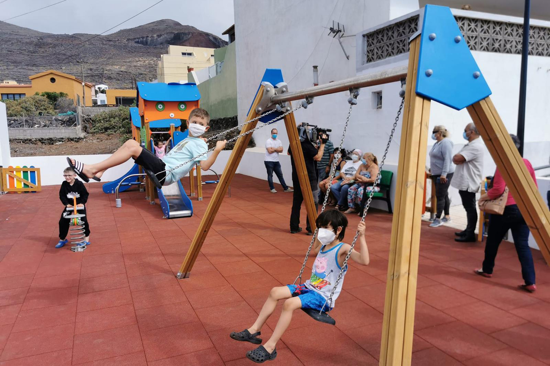 El Ayuntamiento de Valverde la inaugura la remodelación de la plaza de La Caleta